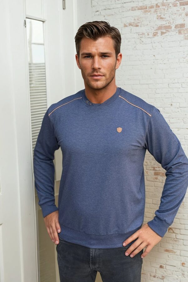 Plava melirana dukserica sa dva dugmeta i kontrastnim detaljima