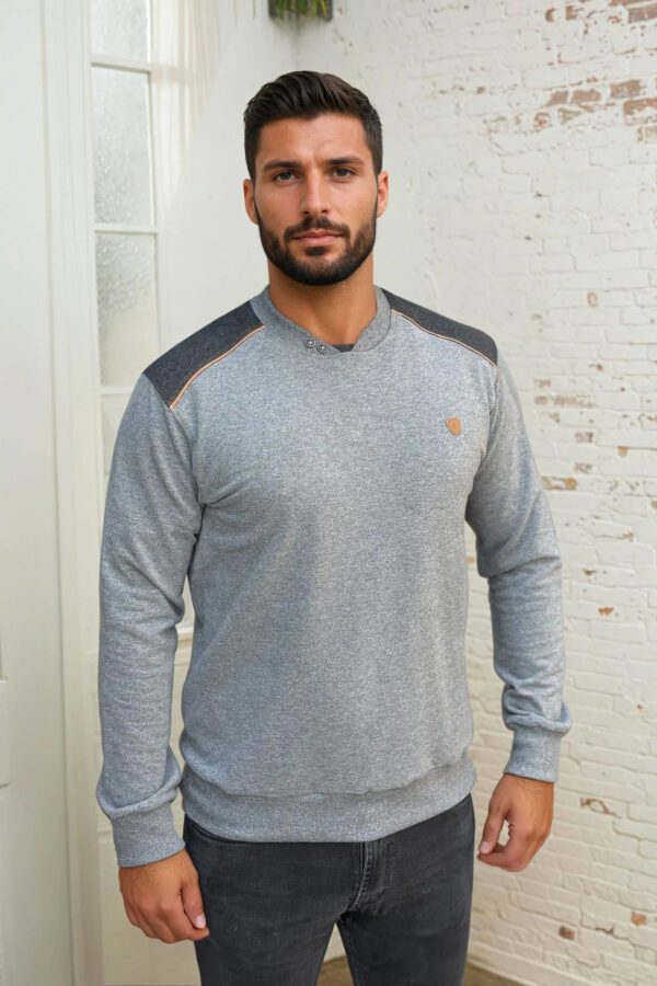 Svetlo siva dukserica sa dva dugmeta i tamno sivim ubacajima