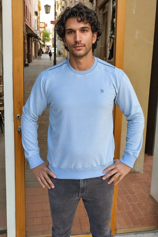 Muška Dukserica sa suptilnim paspulima Svetlo plava dukserica sa teget paspulom na ramenu i diskretnim štepovima